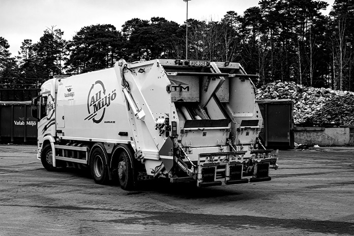 A waste truck with body made in abrasion resistant Hardox® steel.