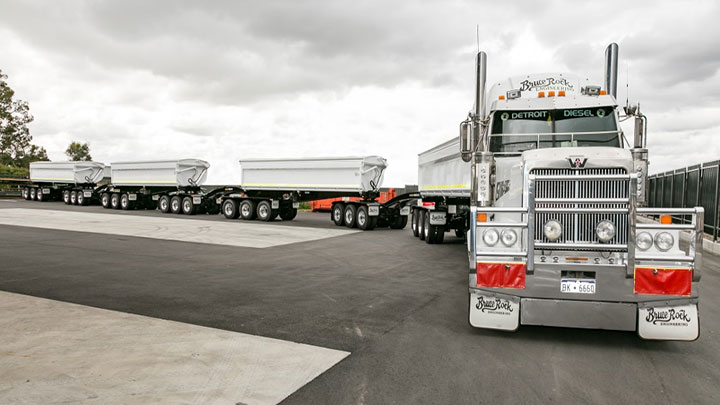 Um caminhão longo com carrocerias pintadas de branco, feitas com a resistente e tenaz chapa antidesgaste Hardox®.