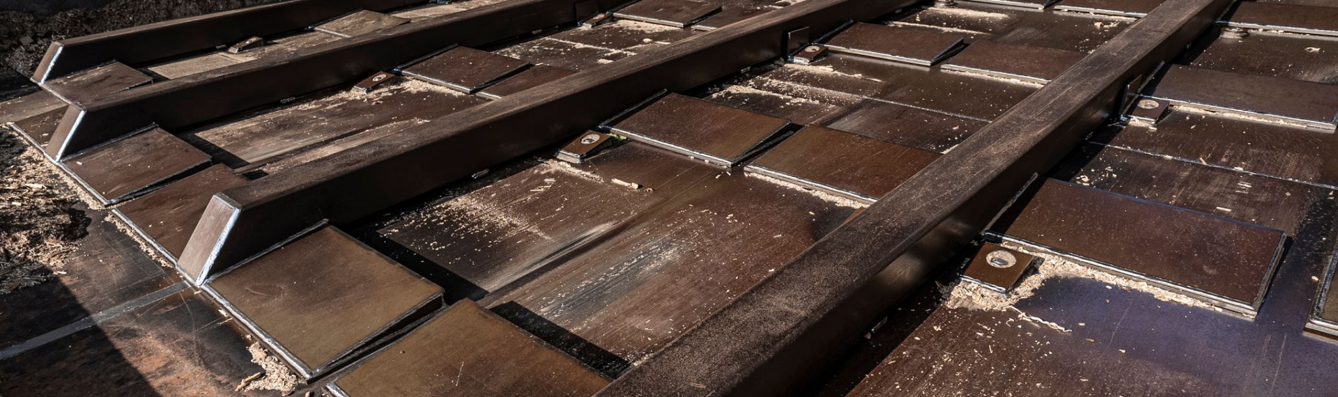Korozyona dayanıklı Hardox® HiAce çelikten yapılmış bir biyoyakıt bölgesel ısıtma tesisindeki yükleme alanının bir parçası.