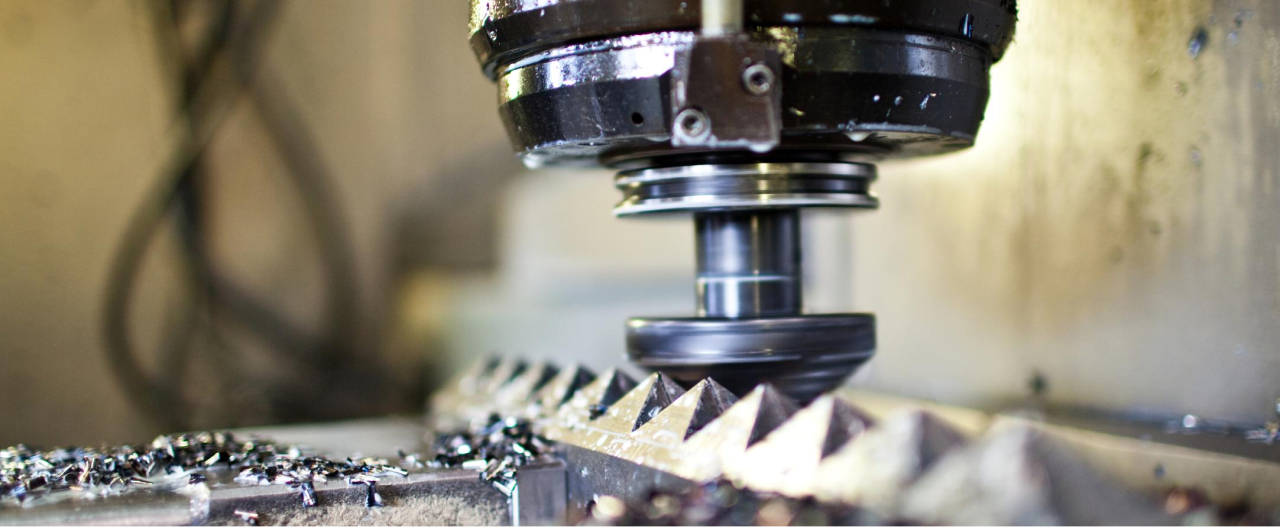 Primer plano de una herramienta de mecanizado mecanizando una pieza de chapa de acero antidesgaste Hardox® 400.