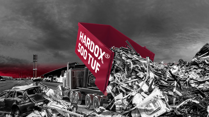 由Hardox® 500 Tuf钢制成的红色翻斗车车身，在倾卸磨蚀性废料。