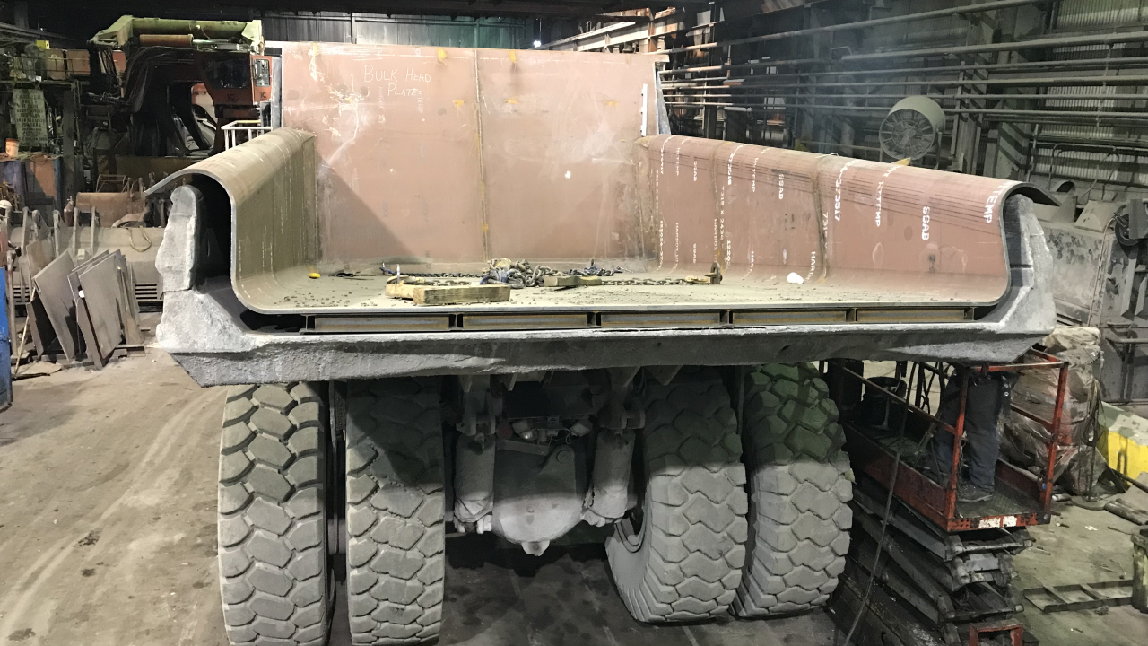 Parte traseira de uma carroceria de caminhão basculante feita com o aço Hardox® HiTemp altamente resistente à abrasão para ambientes extremos.