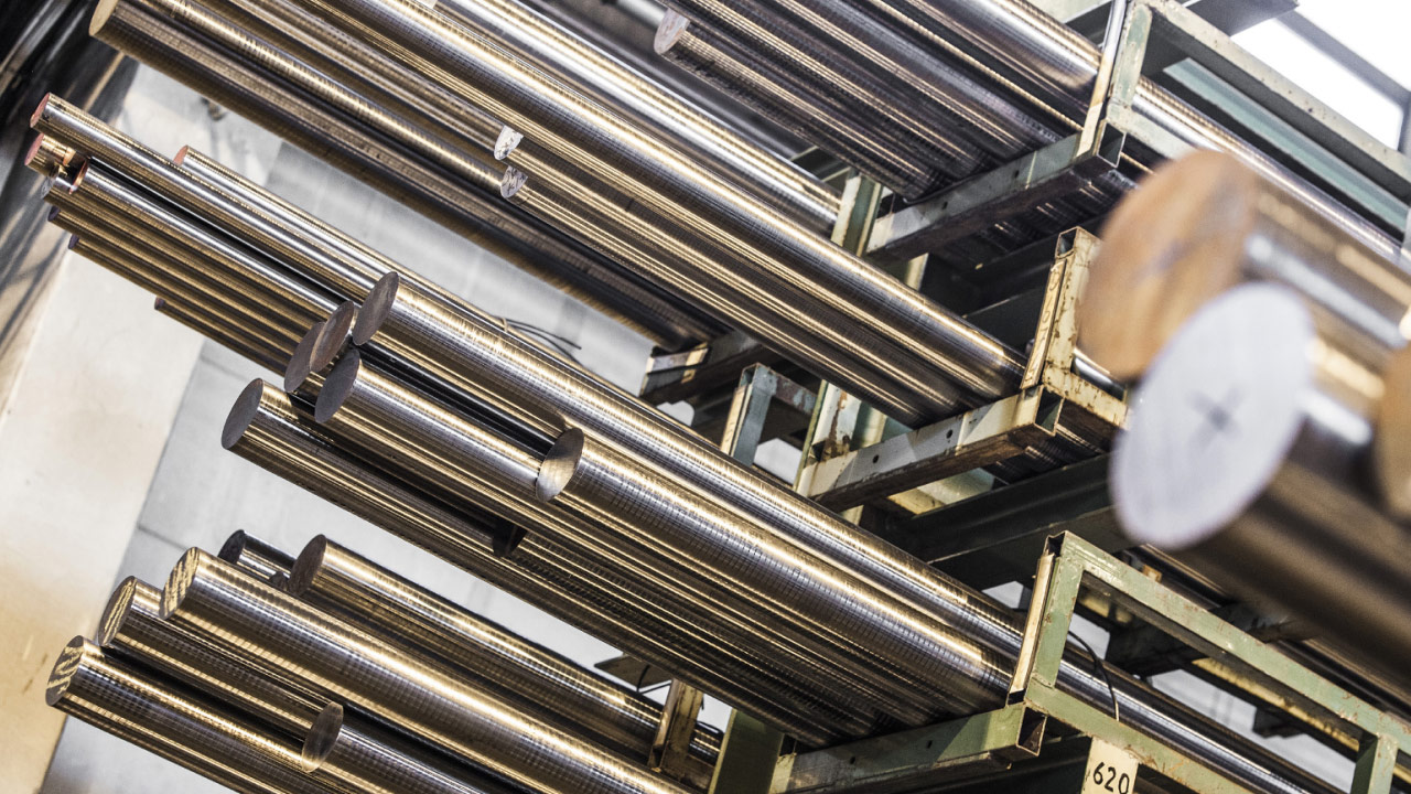 Hardox® çelikten yapılmış berrak, parlak çelik çubuklar hassas kesinlikte şekillere ve dar boyut toleranslarına sahiptir. 