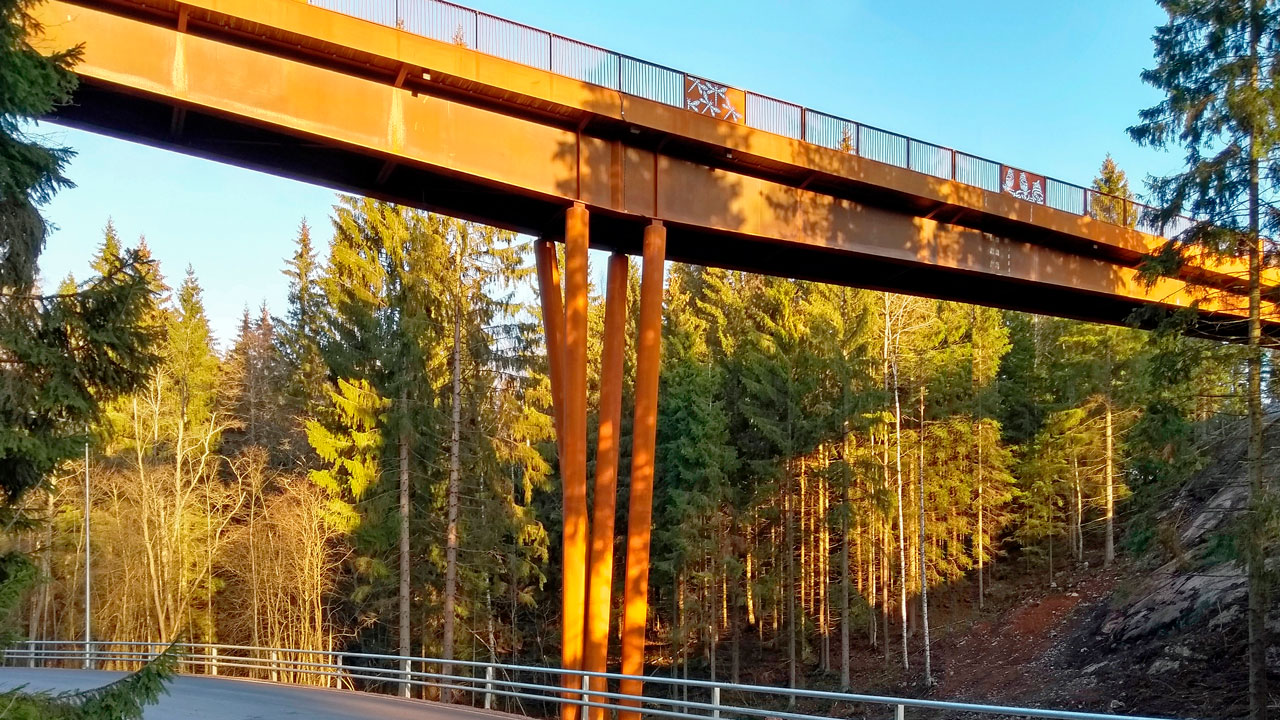 Ponte Kuusijärvi progettato con dettagli intagliati nella ringhiera