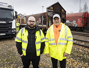 Jimmy Larsson, beredare hos Swemaint, och Peter Carlsson, lasttekniker på SSAB, vid spår 1701 som numera är uppställningsspår för skadade järnvägsvagnar. Foto: Henrik Hansson