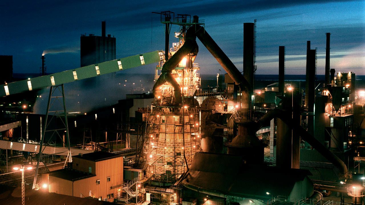 SSAB çelik fabrikasının gece görüntüsü