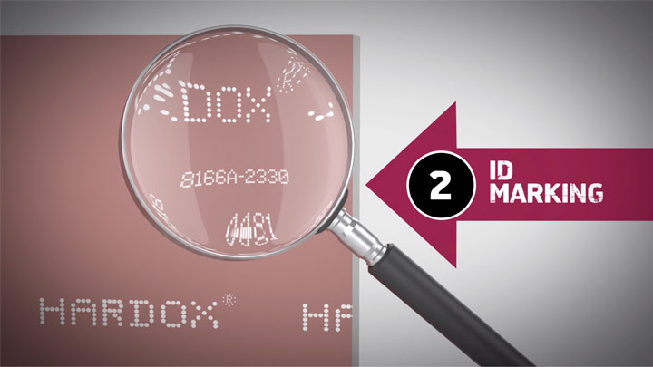 Uvećan prikaz sljedive identifikacijske oznake na komadu Hardox® čelika.