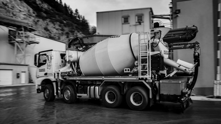 A lightweight concrete mixer truck made in Hardox® wear plate.