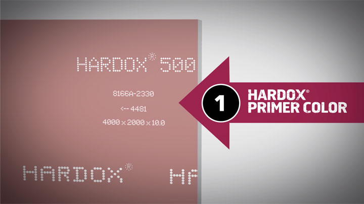 Оригинален износоустойчив лист Hardox® с продуктови маркировки и характерния червен грунд.