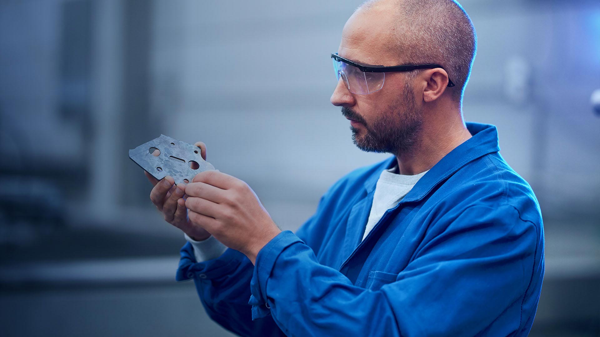 Wissenschaftler hält ein Stück Stahl