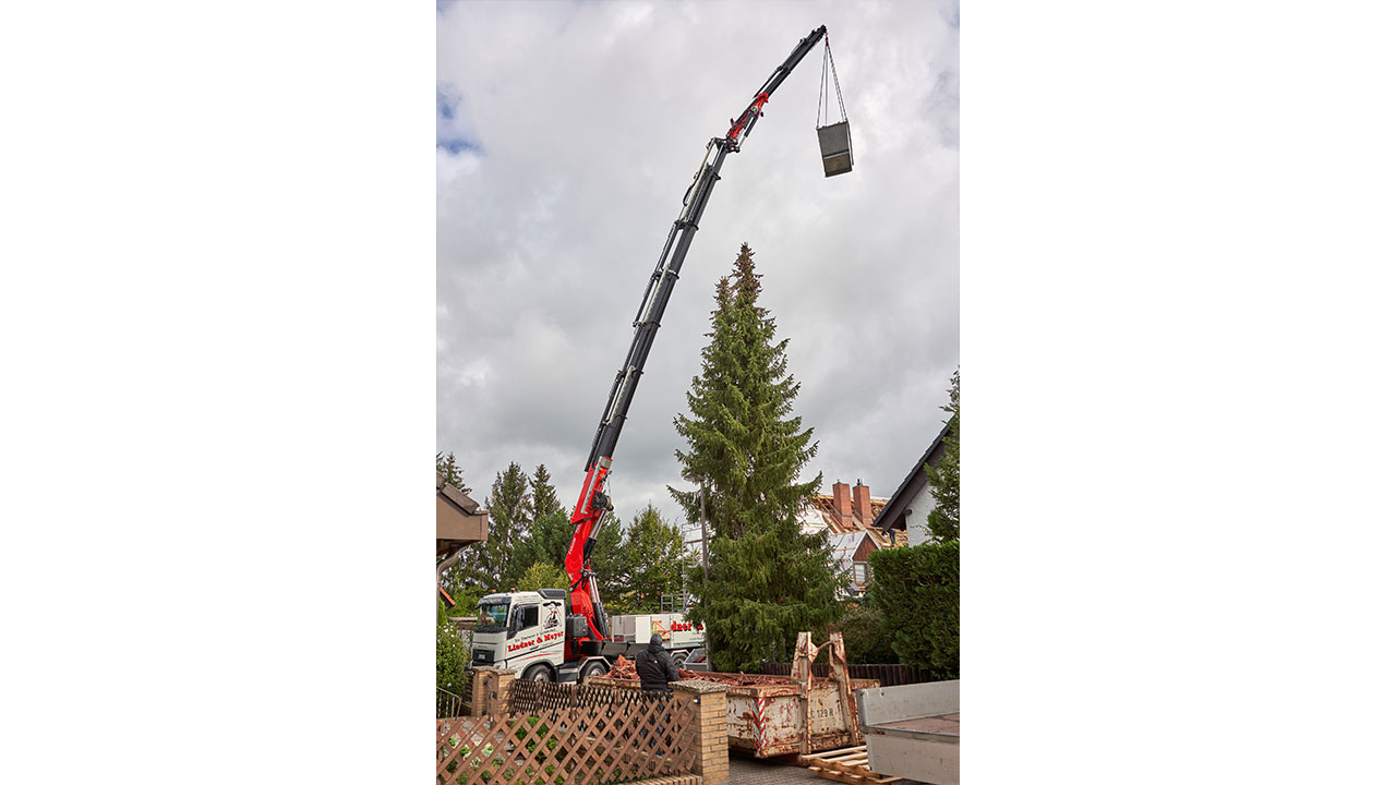 Die große hydraulische Reichweite des Krans von 31,50 m hilft Hindernisse sicher zu überwinden.