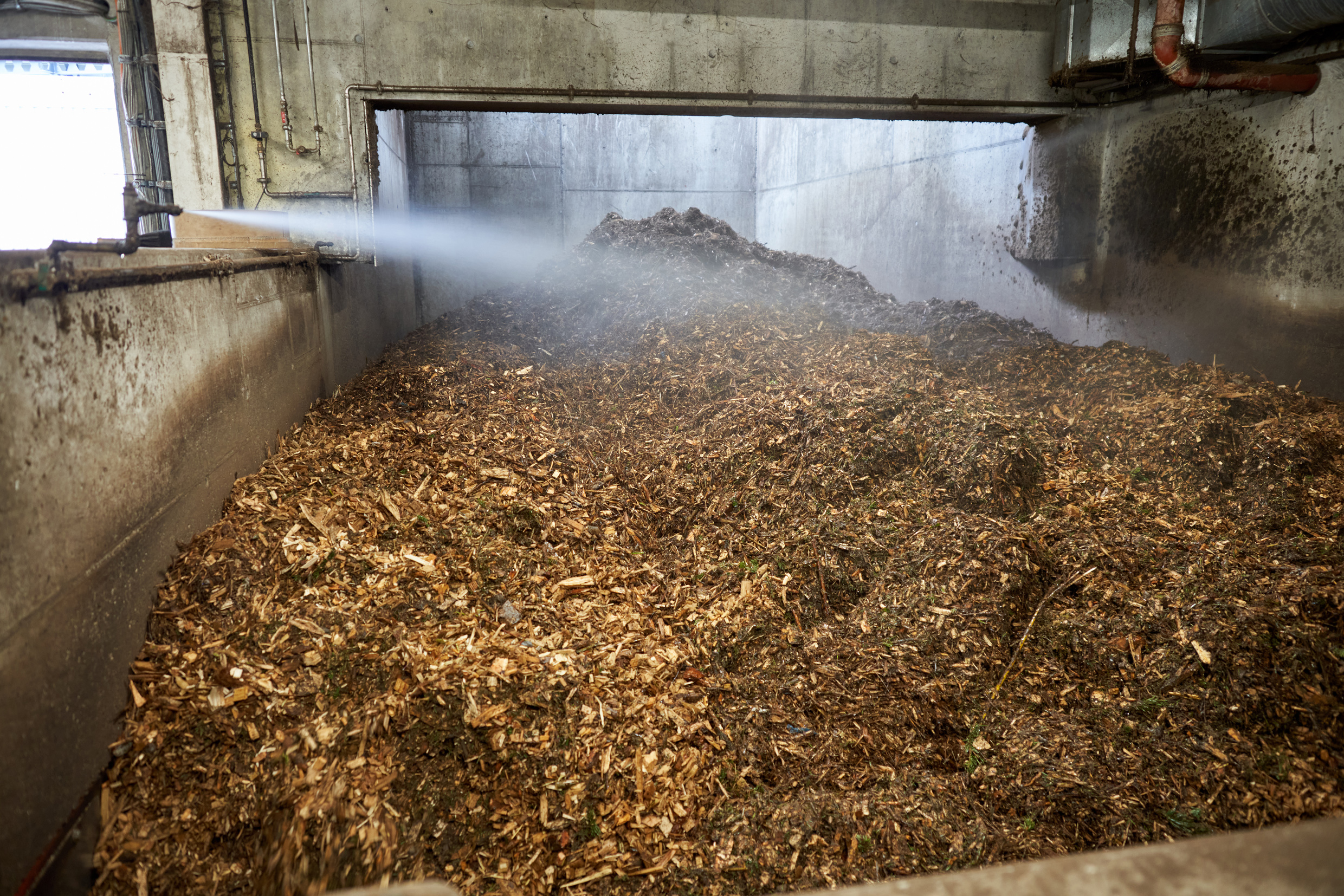 Wasser wird dosiert auf die Biomasse gegeben, um eine gleichbleibende Ofentemperatur zu halten.  