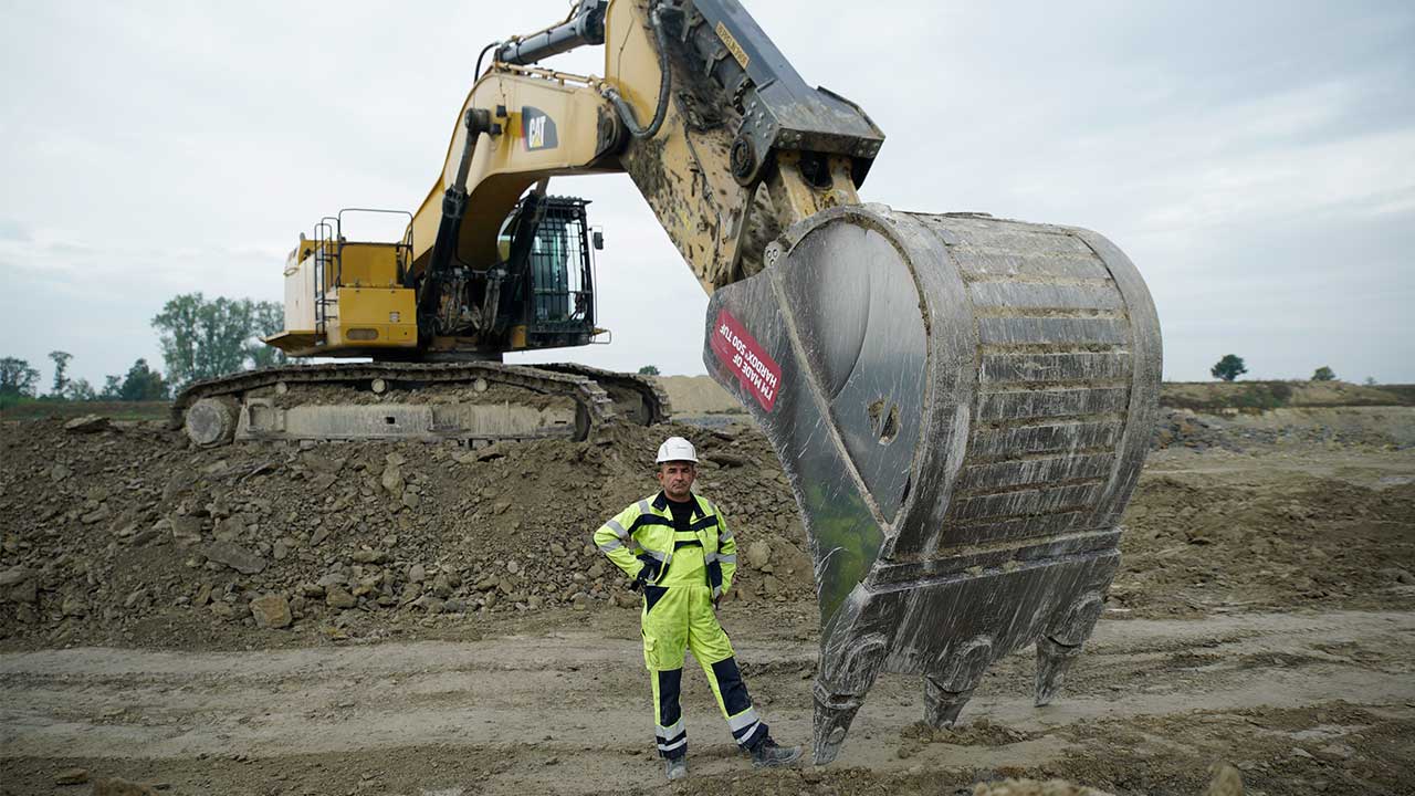 The excavator operator is fully satisfied with the new 3-tooth bucket.