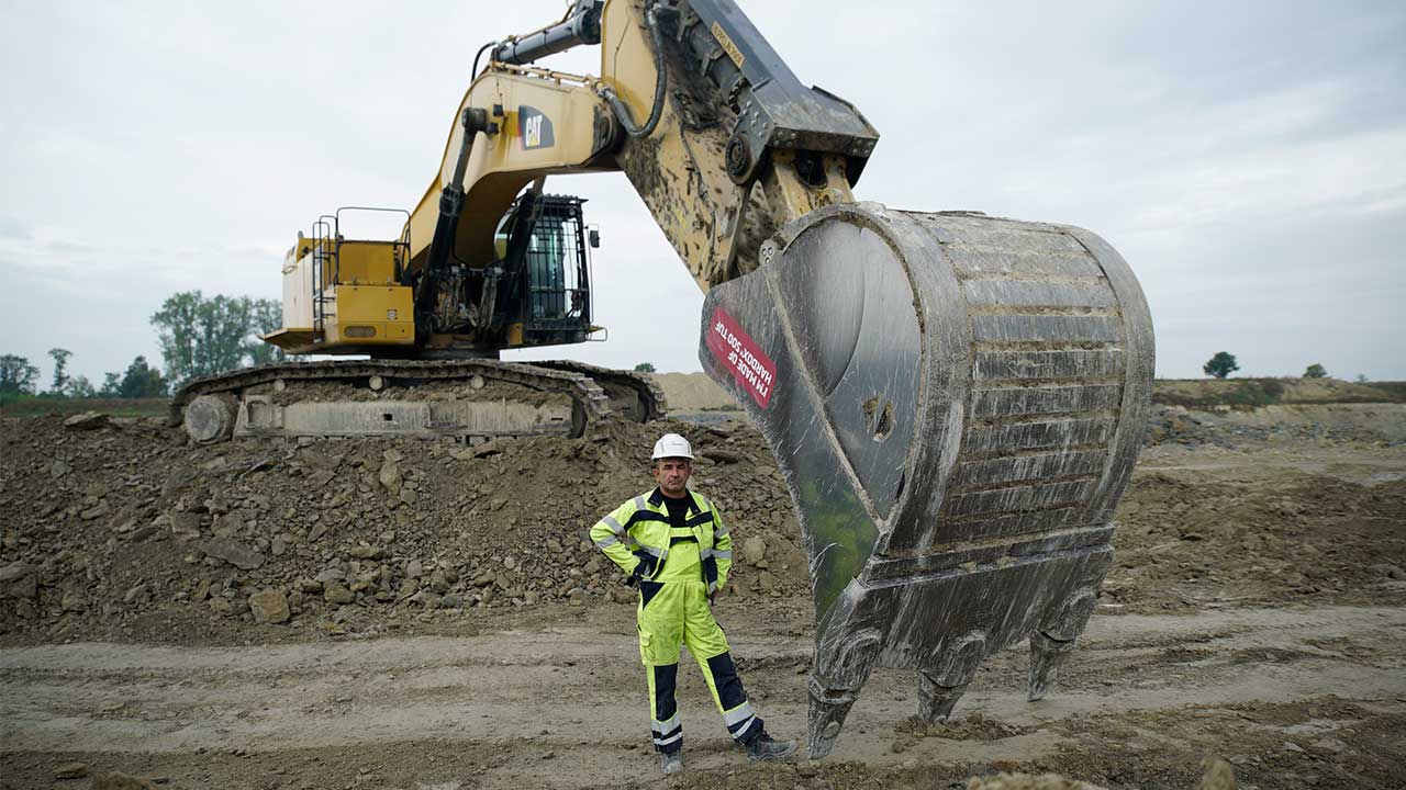 El conductor de la excavadora está completamente satisfecho con el nuevo cangilón de 3 dientes.