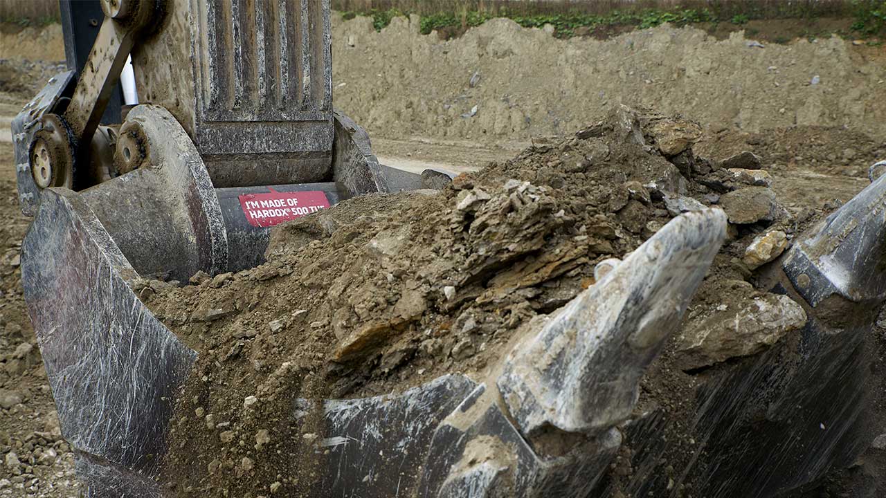 Mit einem Ladespiel füllt der Bagger 8 – 9 Tonnen Material auf den Lkw.