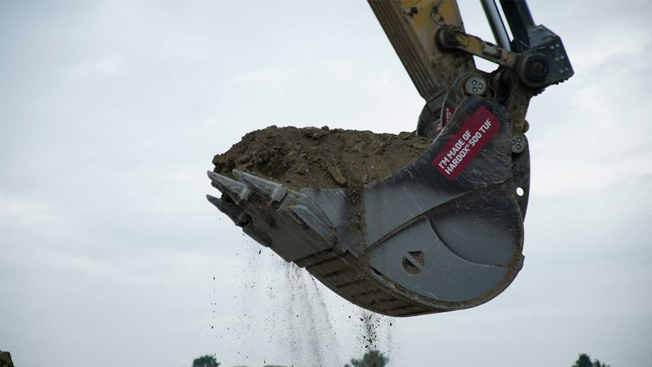 Hardox® 500 Tuf stellt bei Baggerlöffeln von Resch-Ka-Tec hohe Standzeiten sicher.