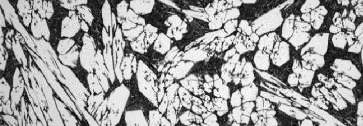 Mikroskooppikuva CCO-levyjen kromikarbideista
