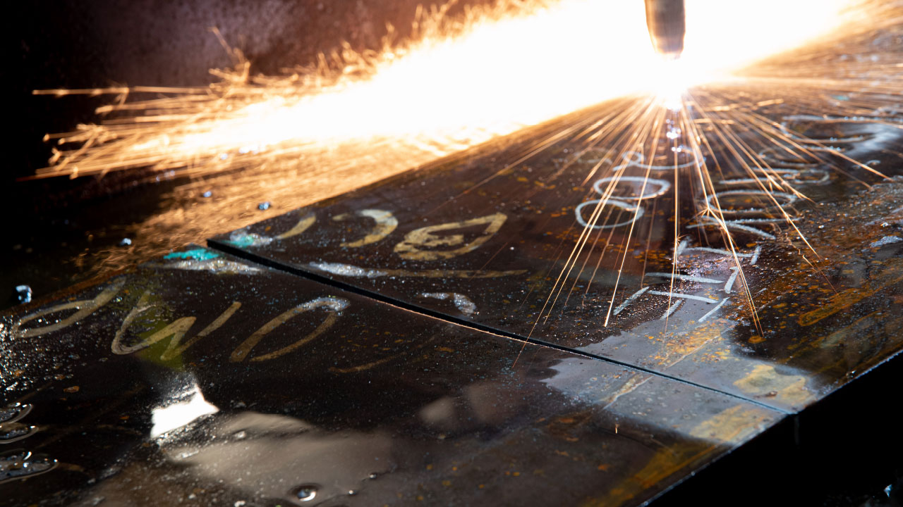 Le soudage classique, le boulonnage et le soudage de sections rondes sont les méthodes habituelles de mise en place de pièces d'usure ou de plaque rechargée Duroxite® sur vos équipements.