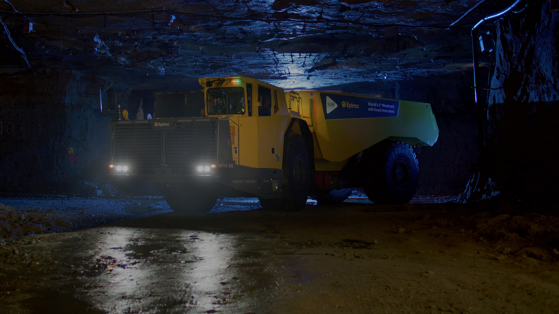 Der weltweit erste Untertage-Bergbau-Lkw mit einer Kippmulde aus fossilfreiem Stahl.