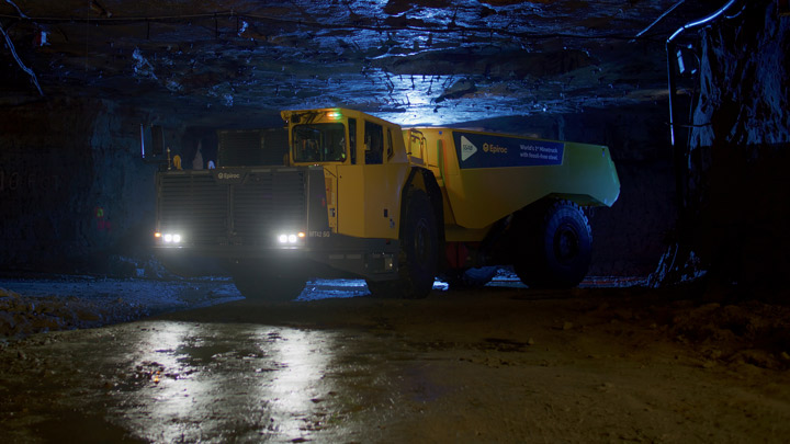 Der weltweit erste Untertage-Bergbau-Lkw mit einer Kippmulde aus fossilfreiem Stahl.