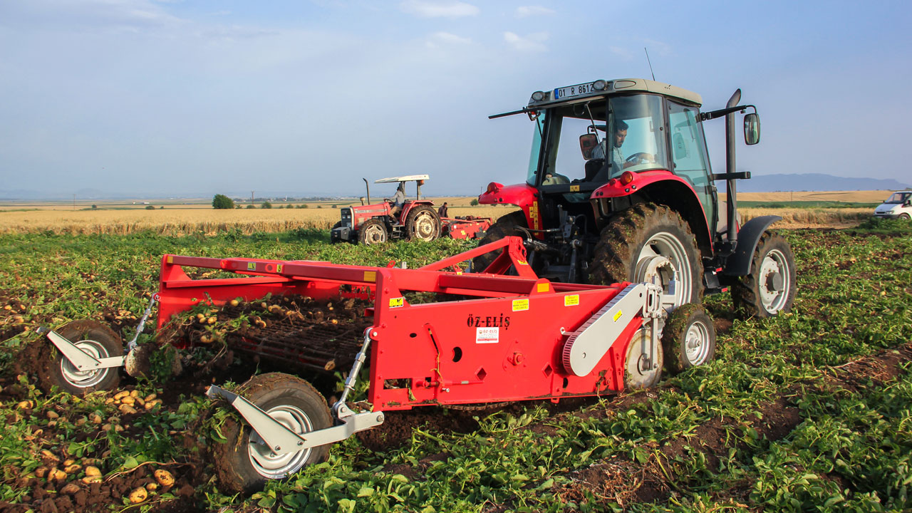 Una cosechadora de patatas de cuatro filas con acero antidesgaste Hardox® en sus cuchillas