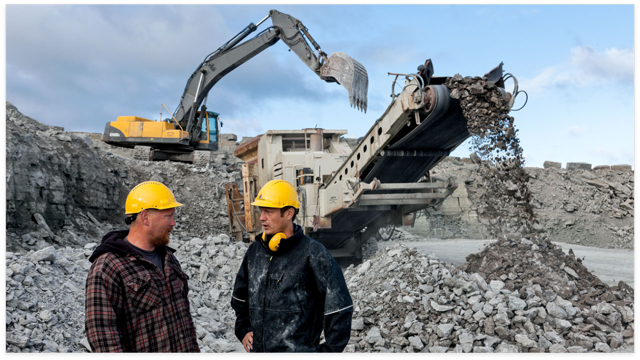 Ataşmanları yüksek dayanımlı aşınma dirençli (AR) çelik Hardox® aşınma plakasından üretilmiş bazı taş ocağı ekipmanlarının önünde duran iki adam. 