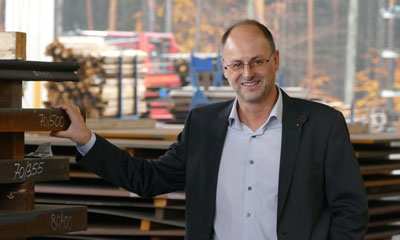 Michael Winkelbauer de la firma familiei Winkelbauer GmbH atingând o placă de uzură Hardox®. 