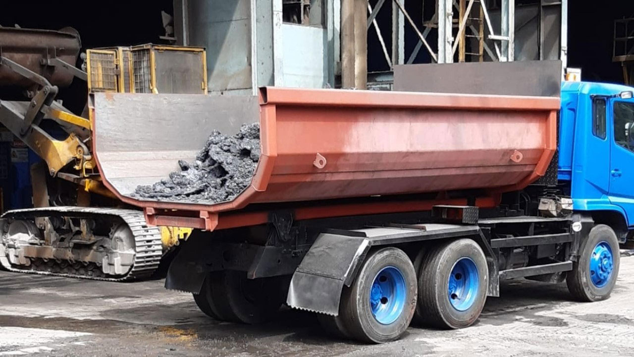 Red body of a slag dump truck built in high-temperature Hardox® HiTemp steel.