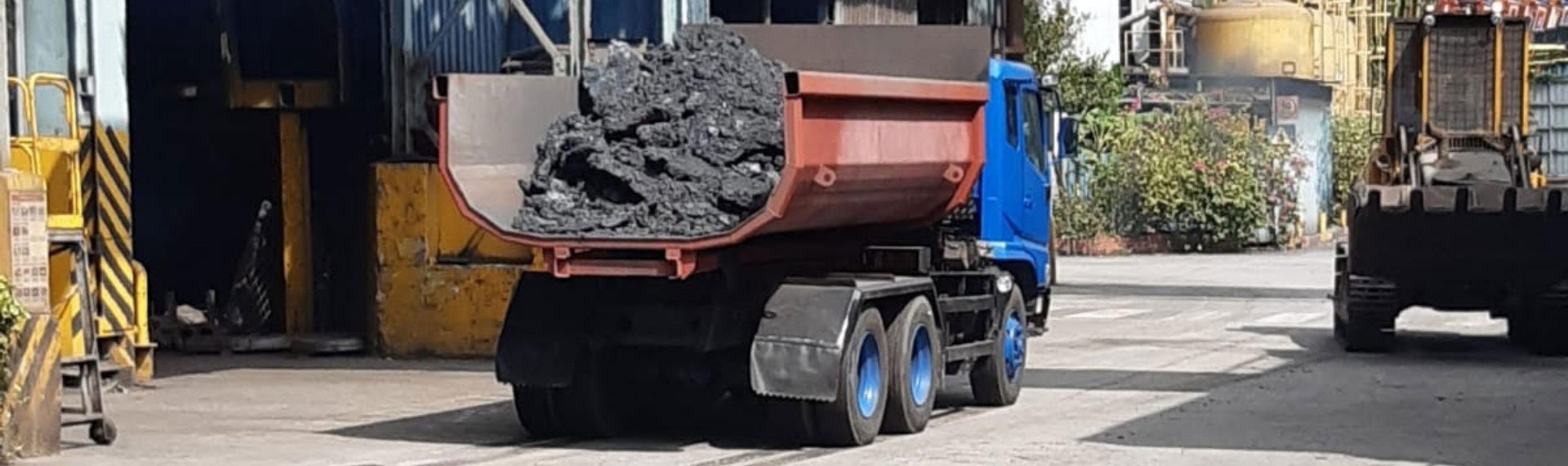 Dump truck with U-shaped body in Hardox® HiTemp wear steel, hauling steel plant slag.