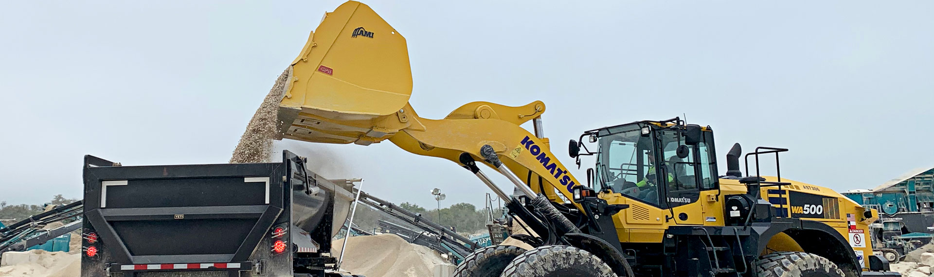 Canadian manufacturer uses Hardox® 500 Tuf to build a better heavy-duty bucket for quarries, recycling operations and municipalities.