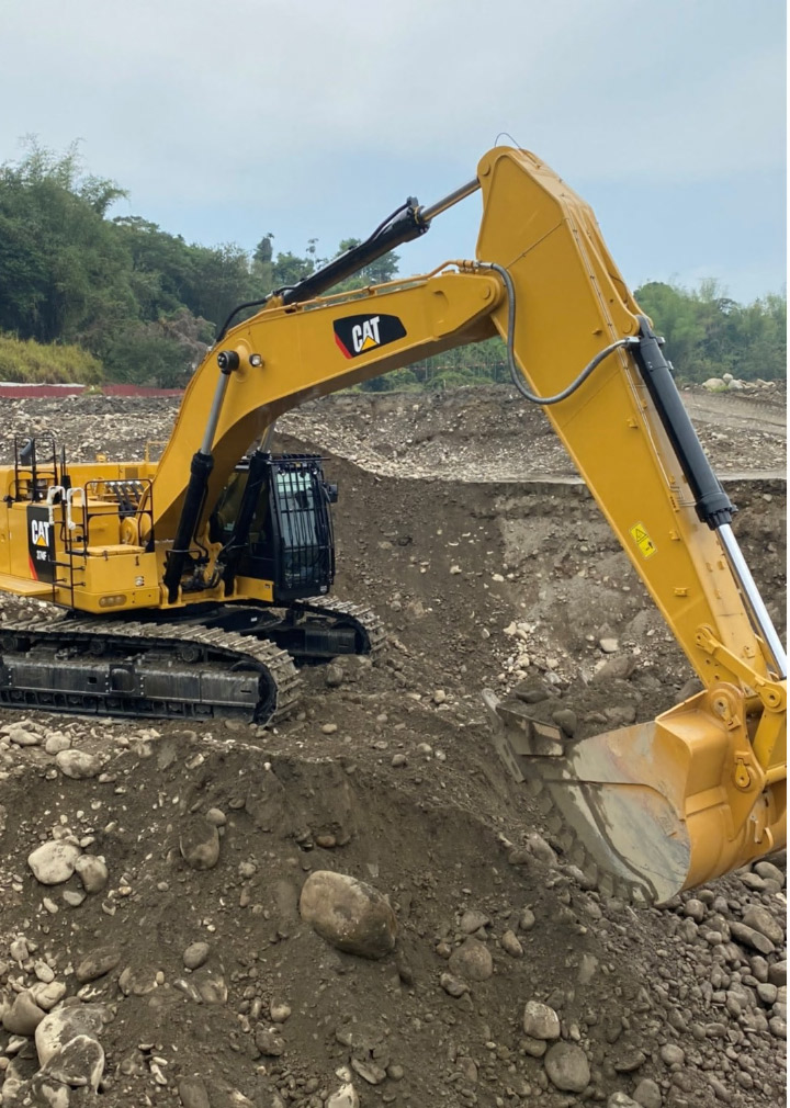 Attachment earthmoving terbuat dari plate tahan abrasi Hardox sedang menggali tanah