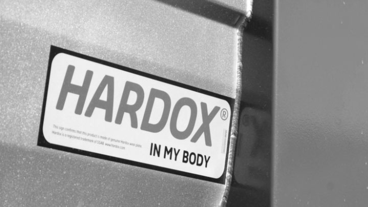 ภาพระยะใกล้ของโลโก้ Hardox® In My Body บนตัวถังรถดัมพ์