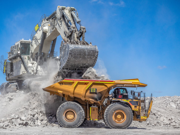 Ein Bergbau-Bagger und Muldenkipper aus Hardox® Verschleißblech