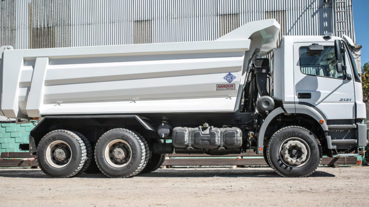 Hardox 500 Tuf 제품을 적용해 사이드 패널을 원추형으로 제작한 백색 덤프 트럭 적재함
