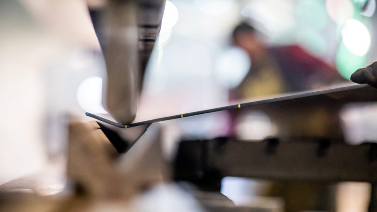 Un pezzo di acciaio Hardox 500 Tuf in una dimensione sottile in officina.