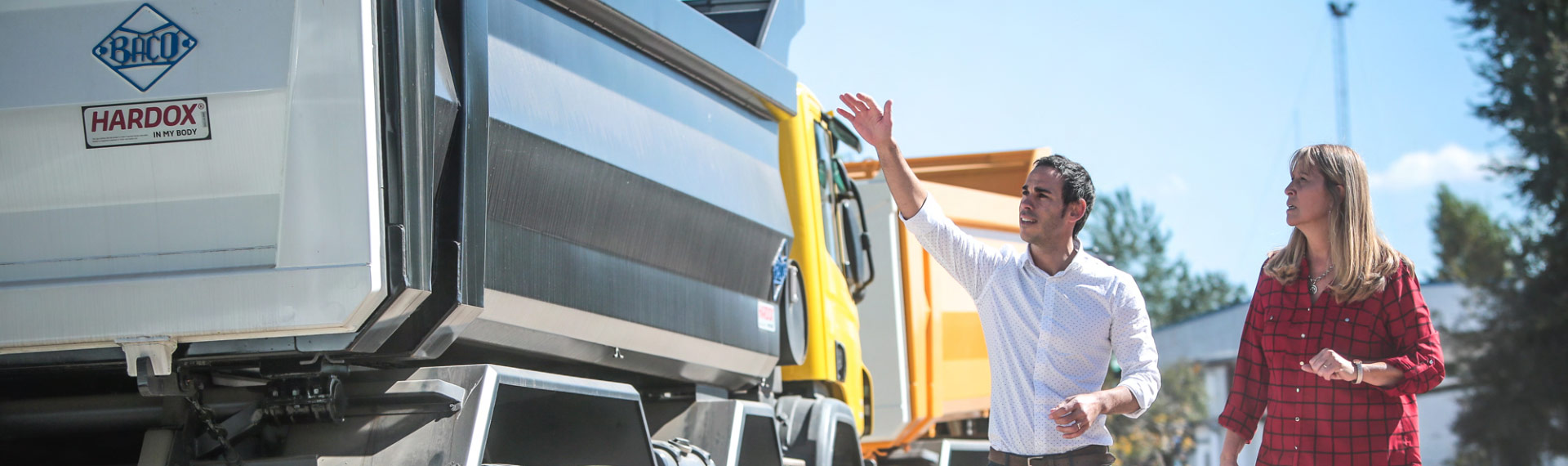Karyawan di Industrias Baco mengagumi tipper truck yang terbuat dari Hardox 500 Tuf.