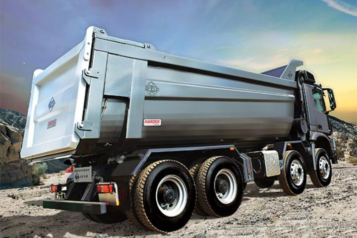 Hardox 500 Tuf 제품을 적용하여 사이드 판넬을 원추형으로 설계해 점토나 모래의 하역이 용이하게 제작된 덤프 트럭 적재함.