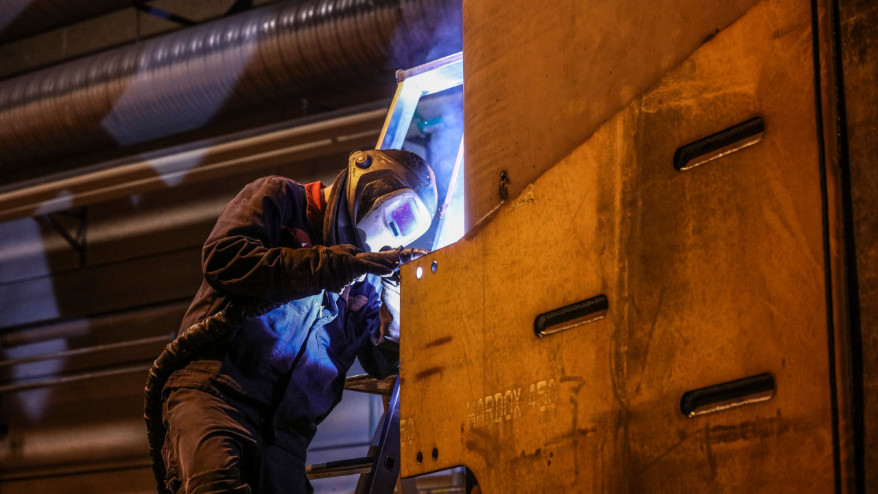 Hardox® 500 Tuf鋼の板を加工する、溶接ヘルメットをかぶった溶接工の近接写真。