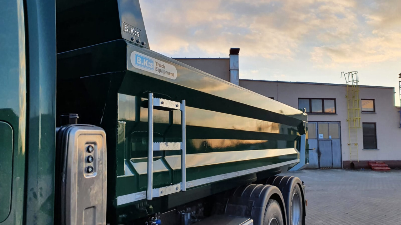 Close up of a proﬁled side wall and integrated top rail in a dump truck body made in Hardox® 500 Tuf.