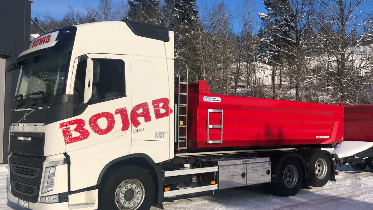 Um caminhão basculante Bojab e uma carreta da B.K:s na neve. Feitos com o aço Hardox® 500 Tuf para as condições mais difíceis.
