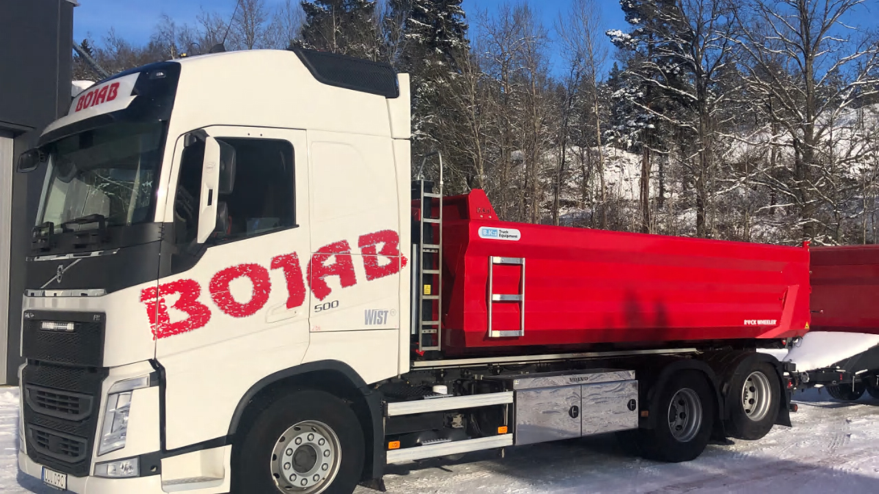 Un volquete y un remolque de Bojab fabricados por B.K:s en la nieve. Fabricado con acero Hardox® 500 Tuf para soportar las condiciones más difíciles.