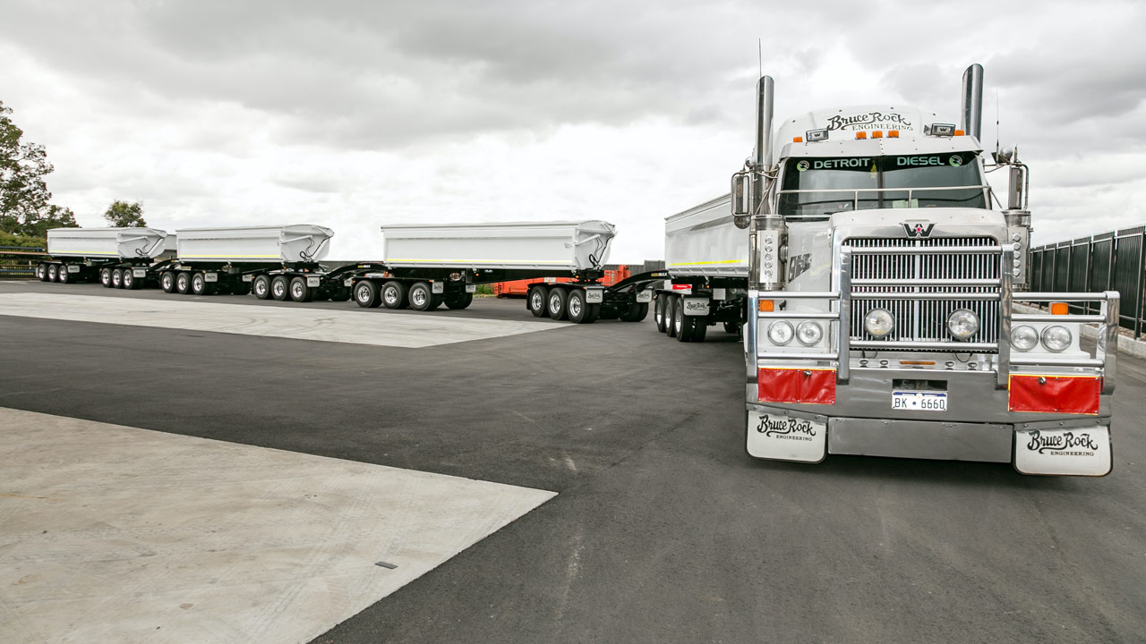 Ein Super Quad Road Train mit Anhängeraufbauten aus Hardox® HiAce.