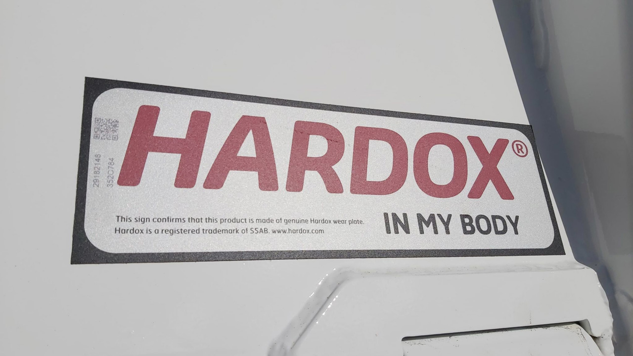 Một tấm đề can Hardox® In My Body lớn dán chiếc rơ-moóc khai thác