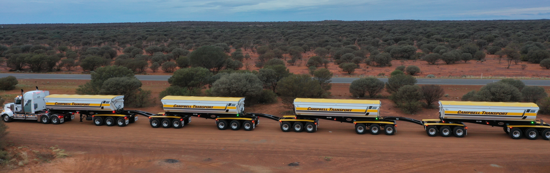 Un tren de carretera con remolques de descarga lateral en Australia