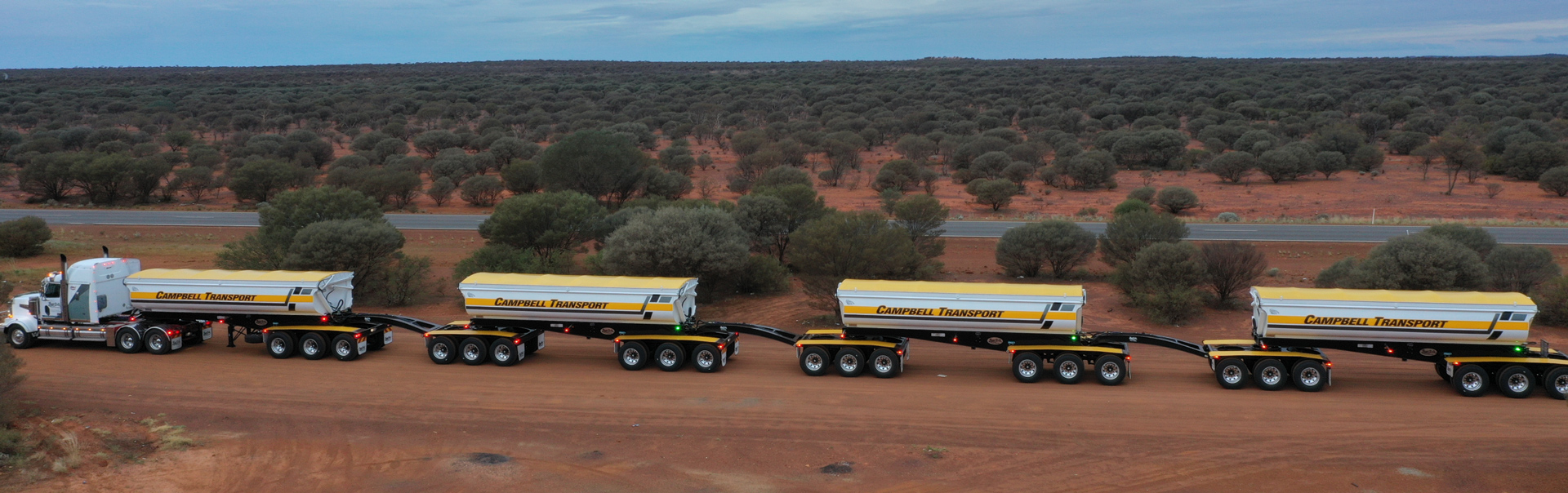 Ett fordonståg med sidotippande trailers i Australien
