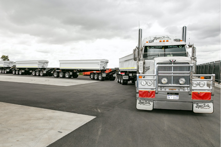 Ein Road Train von Bruce Rock Engineering auf einer Straße in Australien