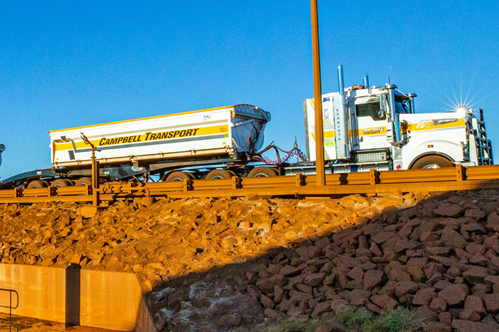 Un remolque para minería fabricado con el acero Hardox® HiAce con un cielo azul claro como fondo