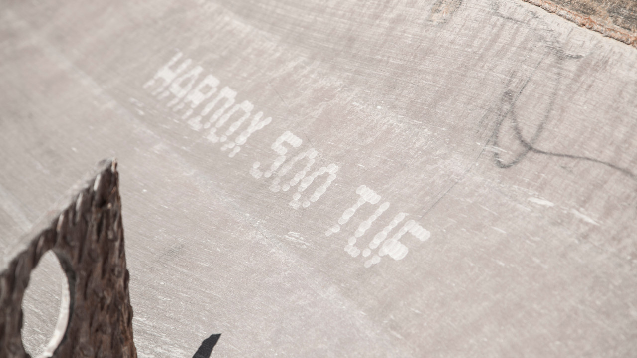 鋼板に刻まれたhardox 500 tufの文字。