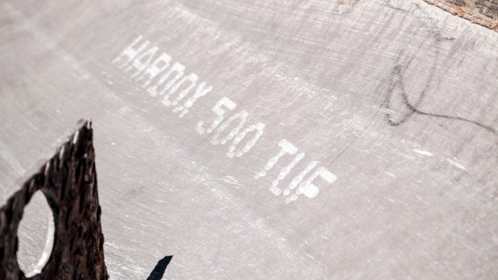 鋼板に刻まれたHardox 500 tufの文字