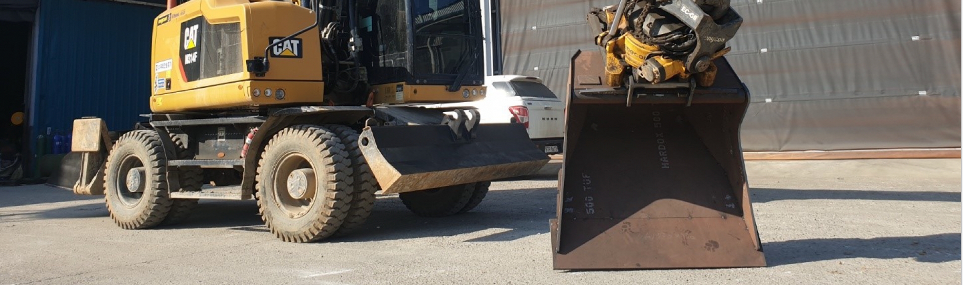 Um caminhão caterpillar com caçamba feita com o aço Hardox® 500 Tuf.